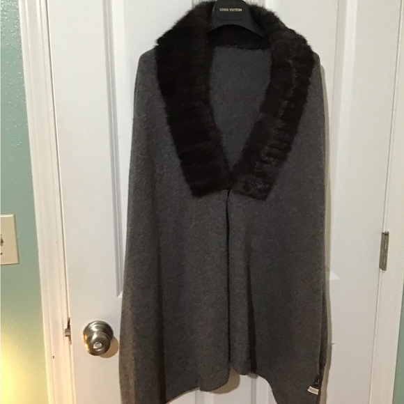 GORGEOUS Cashmere Cape/Shawl w/Real Animal Fur Not Sure What Kind.Beautiful - Picture 1 of 7